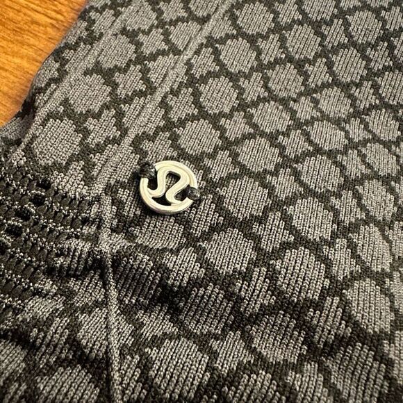 Lululemon Gray and Black Cropped Athletic Pants Sz S - Picture 3 of 4